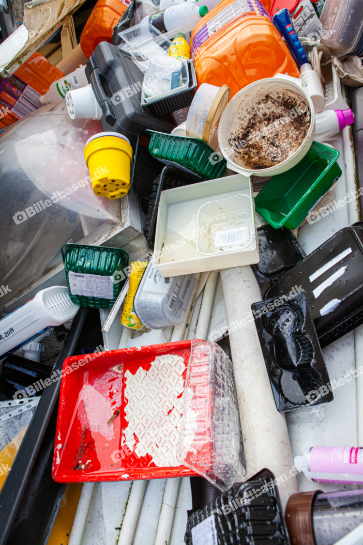 Plastik affald i container på genbrugsplads