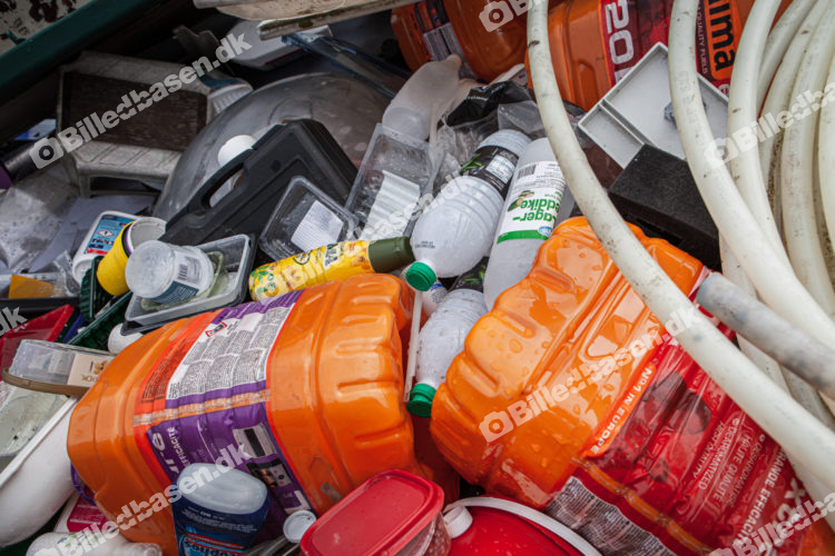 Plastik affald i container på genbrugsplads