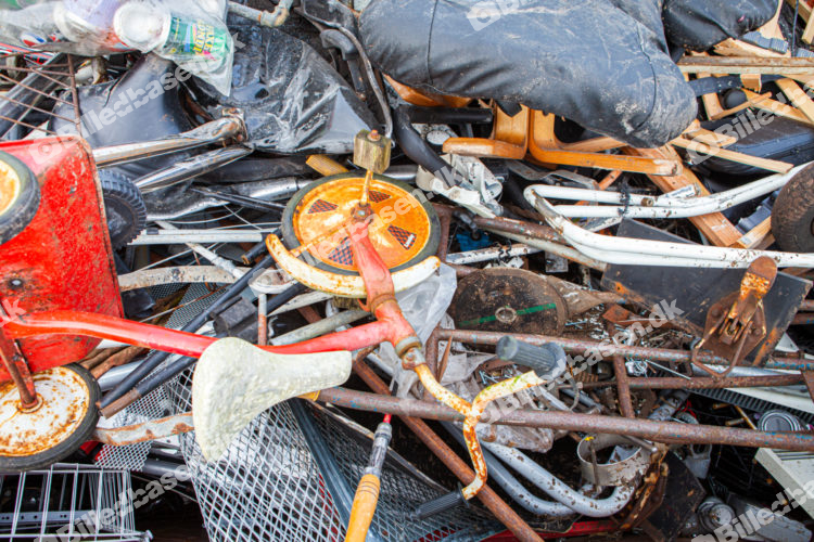 Metal affald i container på genbrugsplads
