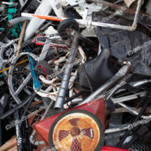Metal affald i container på genbrugsplads