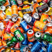 Drikkedåser affald i container på genbrugsplads