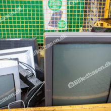 Fjernsyn TV affald i container på genbrugsplads