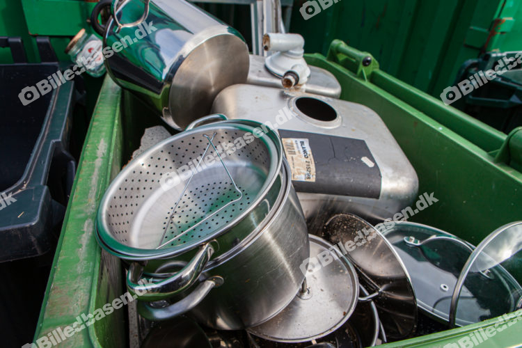 Metal fra husholdning affald på genbrugsplads