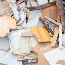 Træ indendørs affald i container på genbrugsplads