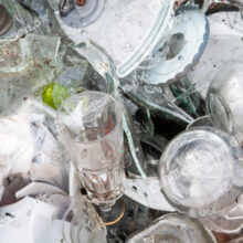 Glas udendørs affald i container på genbrugsplads