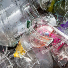 Glas udendørs affald i container på genbrugsplads