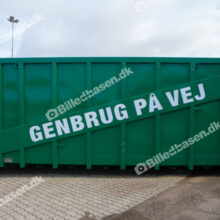 Container på genbrugsplads med teksten "Genbrug på vej"