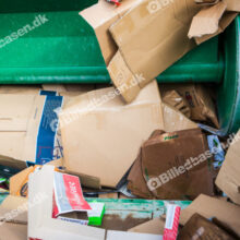 Pap i container på genbrugsplads