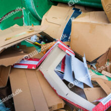 Pap i container på genbrugsplads