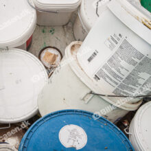 Sortering af farligt affald (maling vandbaseret) på genbrugsplads