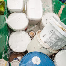 Sortering af farligt affald (maling vandbaseret) på genbrugsplads