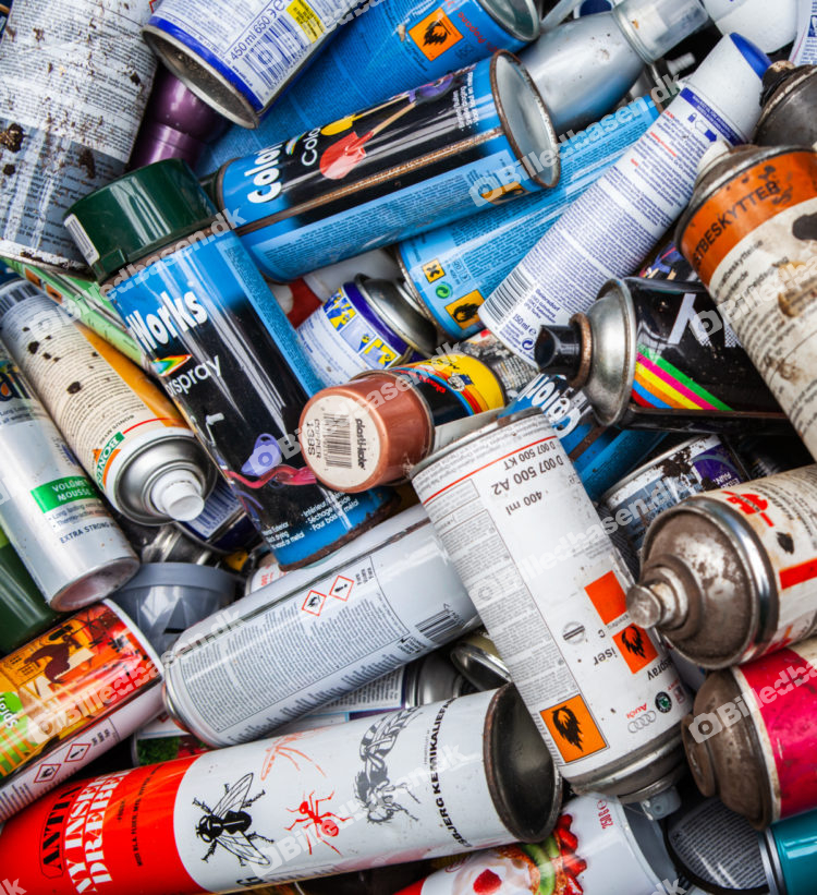 Sortering af farligt affald (spraydåser) på genbrugsplads