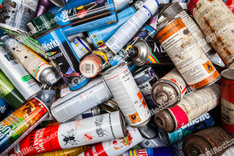 Sortering af farligt affald (spraydåser) på genbrugsplads