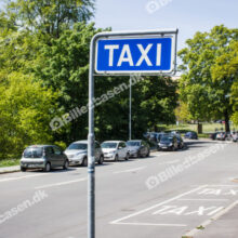 Taxa holdeplads ved vej med skilt