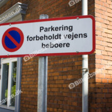 Skilt med parkering forbudt. Forbeholdt vejens beboere