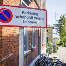 Skilt med parkering forbudt. Forbeholdt vejens beboere