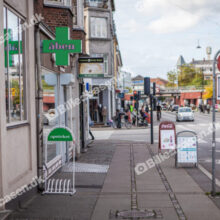 Gavl på apotek med cykelstativ og skilt