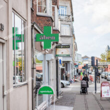 Gavl på apotek med cykelstativ og skilt