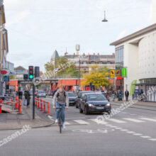 Cyklist og bilist i vejkryds. Højresving