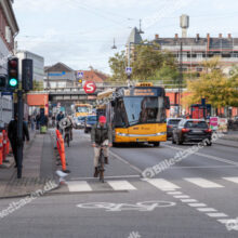 Lyskryds med bus og cyklist. Højresving