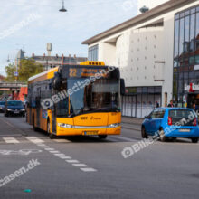 Lyskryds med bus og cyklist. Højresving